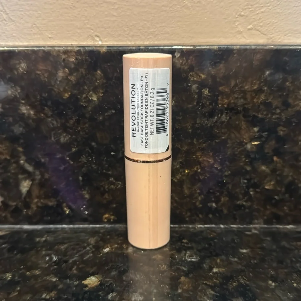 NEW‎ Makeup Revolution Fast Base Stick Foundation - Color F11